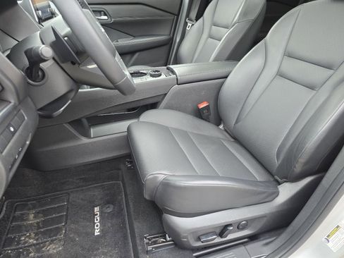 Used 2024 Nissan Rogue SV w/ SV Premium Package image 22