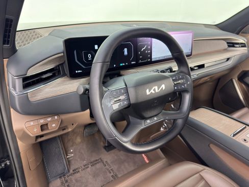 Used 2024 Kia EV9 Land image 14