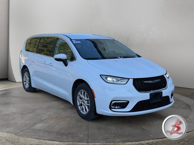 Used 2023 Chrysler Pacifica Touring-L FWD image 1