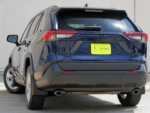 Used 2021 Toyota RAV4 XLE w/ Convenience Package FWD image 5