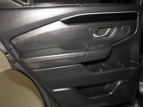 Used 2025 Honda Pilot EX-L image 12