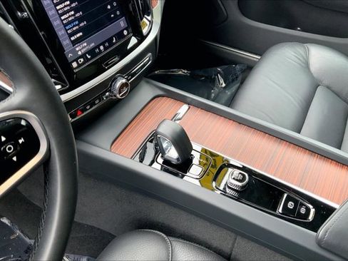 Used 2025 Volvo V60 B5 Cross Country Plus image 17