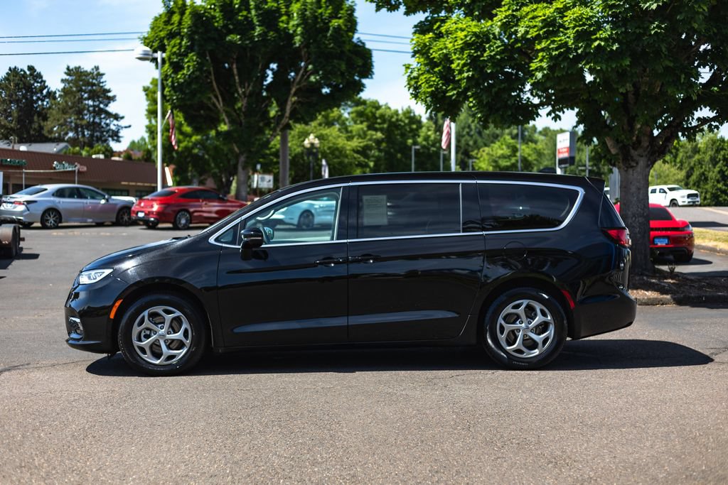 Used 2024 Chrysler Pacifica Limited FWD image 11