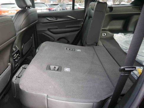 New 2025 Jeep Grand Cherokee Altitude image 18