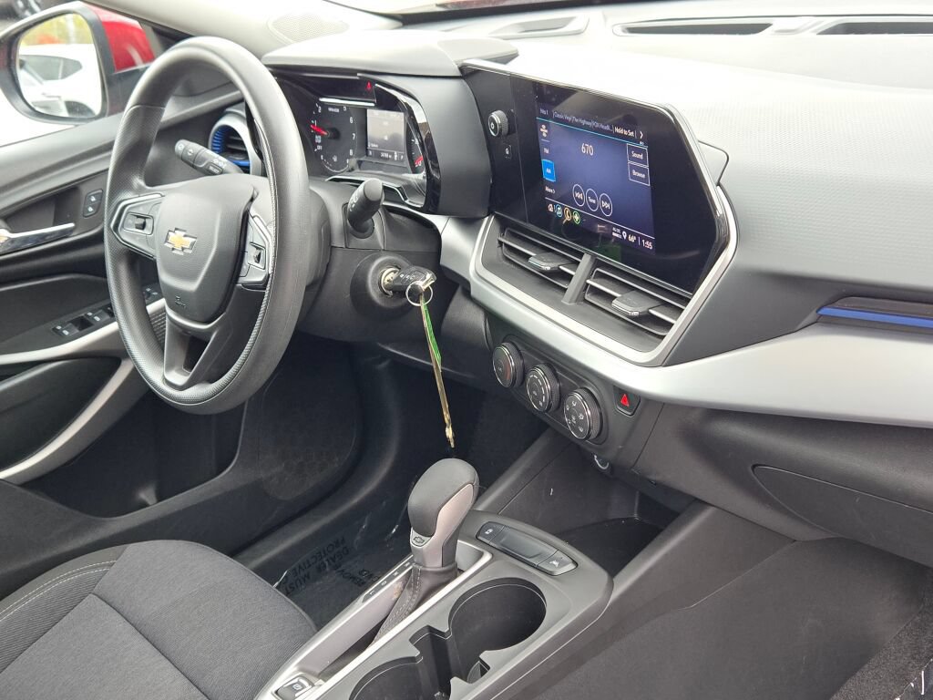 Used 2024 Chevrolet Trax LS w/ LS Convenience Package FWD image 8
