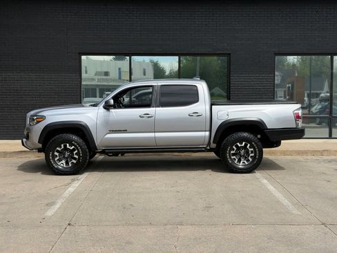 Used 2020 Toyota Tacoma TRD Off-Road w/ Technology Package AWD/4WD image 16
