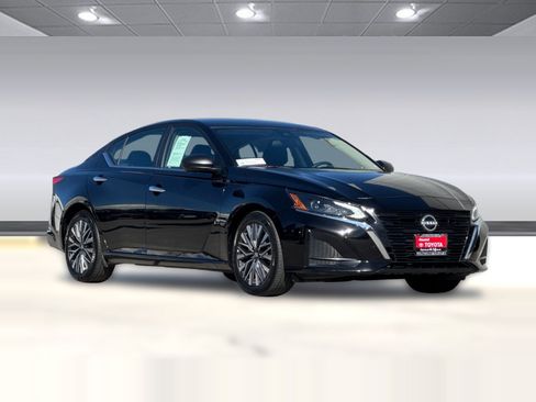Used 2025 Nissan Altima 2.5 SV FWD image 7
