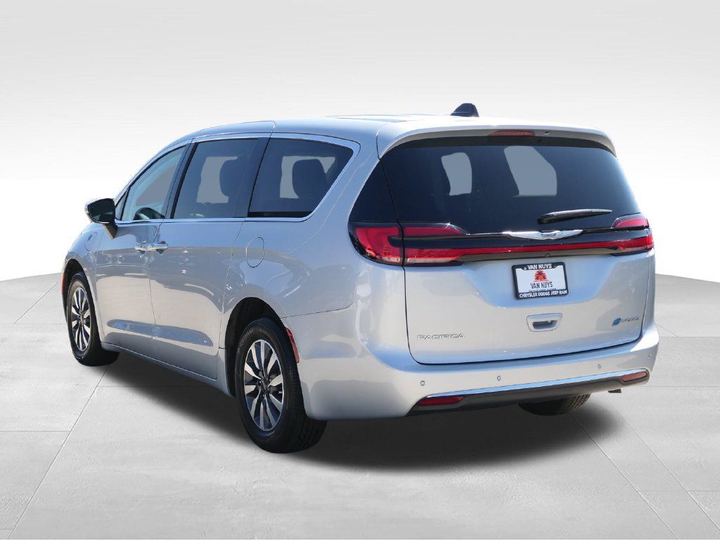 Certified 2023 Chrysler Pacifica Touring-L FWD image 6