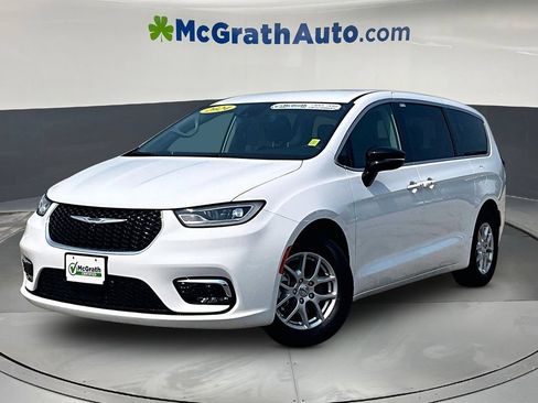 Used 2024 Chrysler Pacifica Touring-L FWD image 3