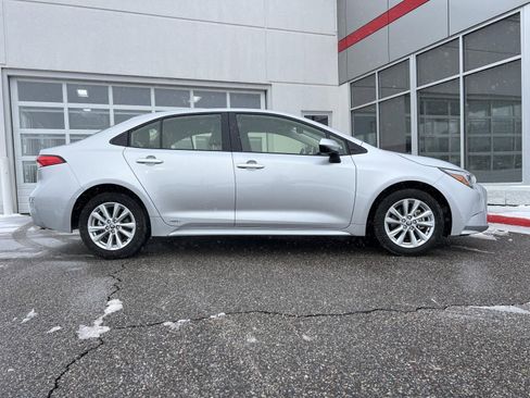 Used 2025 Toyota Corolla LE w/ LE Premium Package image 4