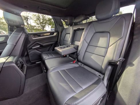 Used 2024 Porsche Cayenne AWD/4WD image 15