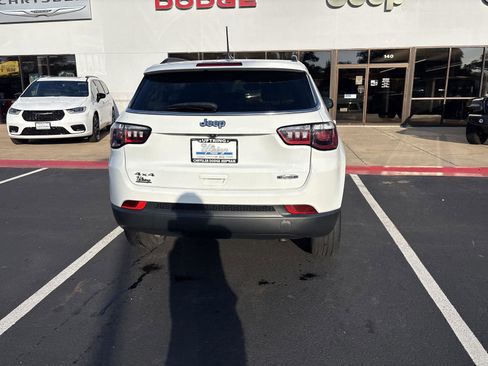 Used 2022 Jeep Compass Latitude w/ Sun and Sound Group AWD/4WD image 6