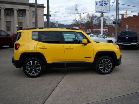 Used 2017 Jeep Renegade Latitude w/ Cold Weather Group image 4