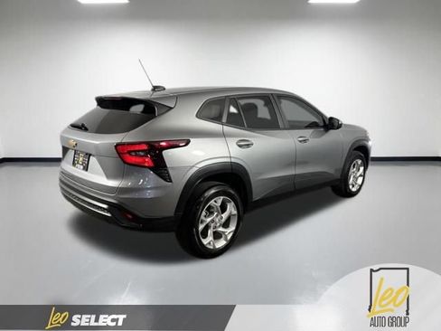 Used 2024 Chevrolet Trax LS w/ LS Convenience Package FWD image 5