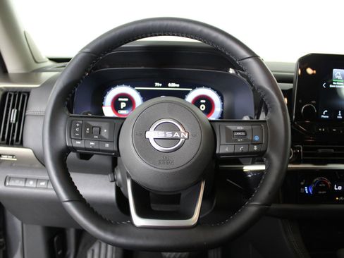 Used 2024 Nissan Pathfinder Platinum image 16