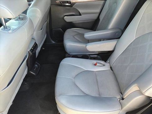 Used 2021 Toyota Highlander Platinum image 18
