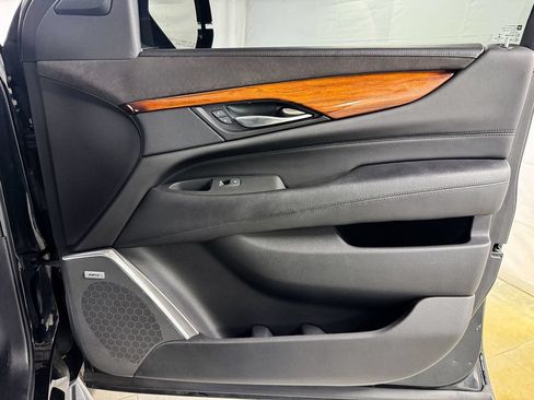 Used 2017 Cadillac Escalade Luxury AWD/4WD image 17