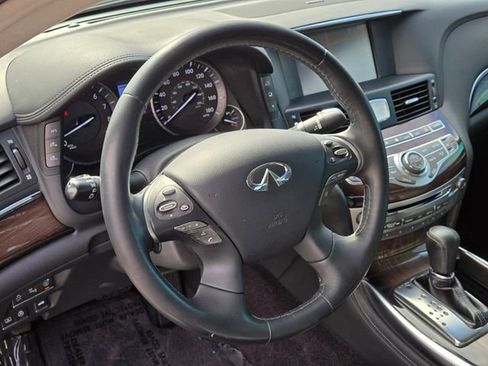 Used 2017 INFINITI Q70 L 3.7 w/ Deluxe Touring Package RWD image 24
