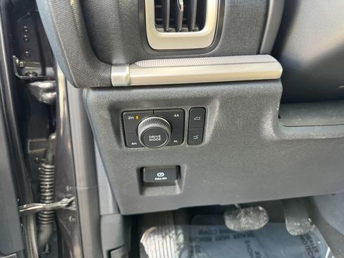 Used 2025 Ford Expedition Active image 22