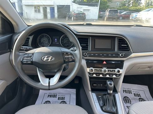 Used 2020 Hyundai Elantra SE w/ Convenience Package (C2) FWD image 11