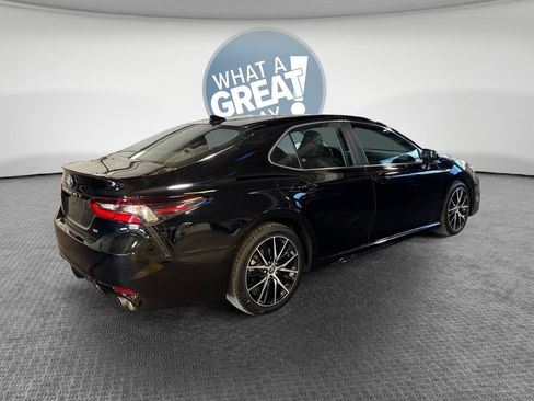 Used 2022 Toyota Camry SE w/ Cold Weather Package FWD image 3