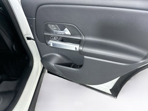 Used 2025 Mercedes-Benz GLB 250 image 28
