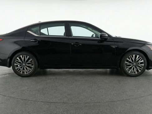 Used 2025 Nissan Altima 2.5 SV image 11