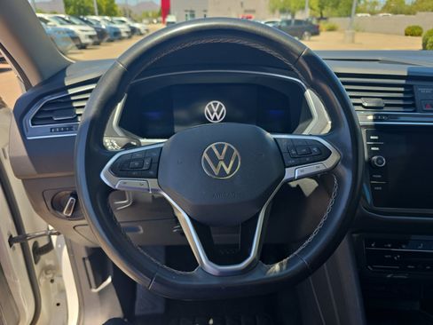 Used 2022 Volkswagen Tiguan SE w/ Panoramic Sunroof Package FWD image 9