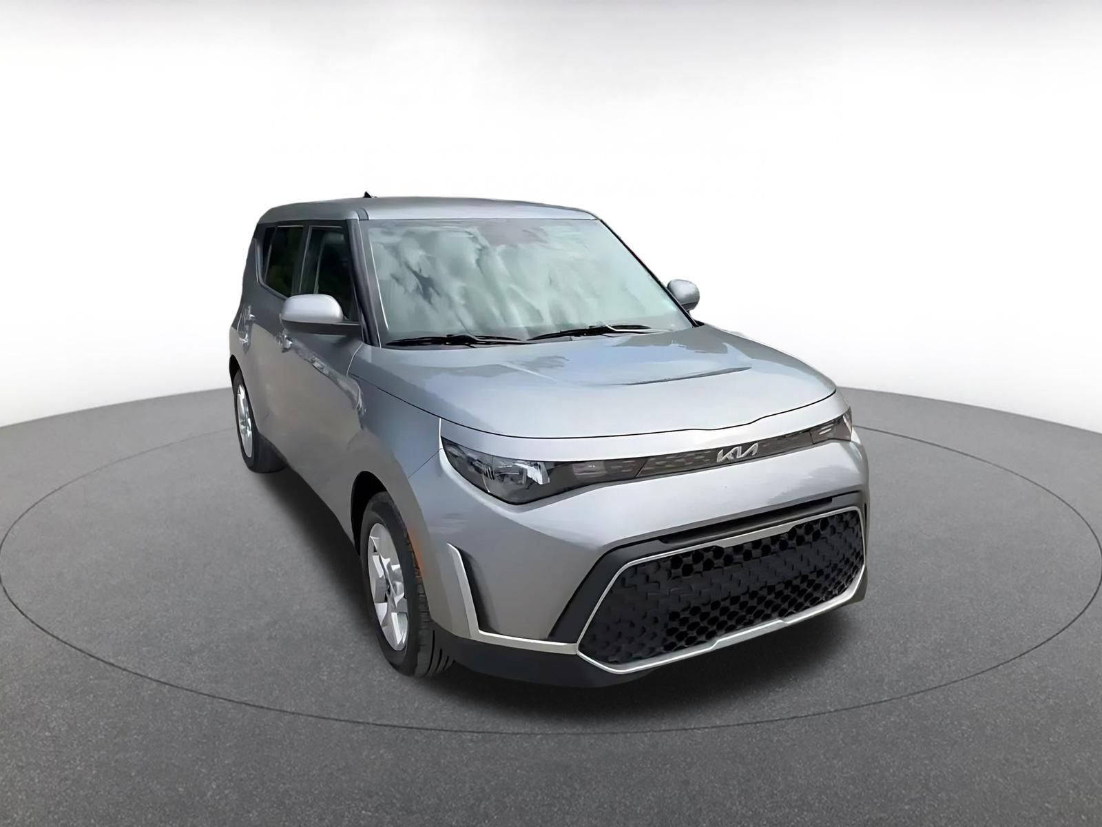 Used 2025 Kia Soul LX w/ LX Technology Package FWD image 2