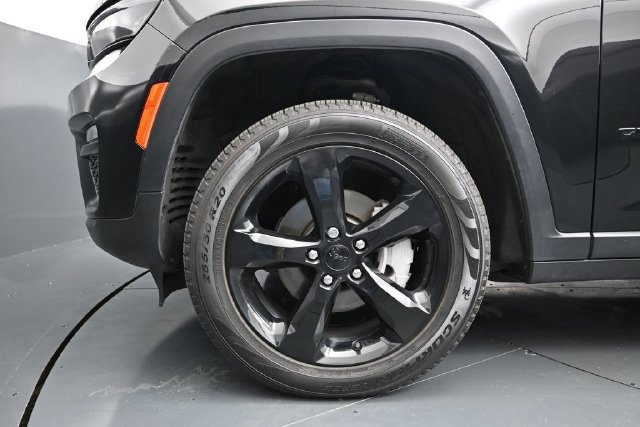 Used 2023 Jeep Grand Cherokee Limited w/ Black Appearance Package AWD/4WD image 16