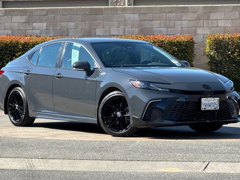 Used 2026 Toyota Camry SE FWD image 2