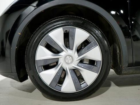 Used 2023 Tesla Model Y Long Range image 30