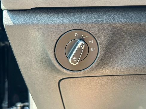 Certified 2025 Volkswagen Jetta SE w/ Sunroof Package FWD image 22