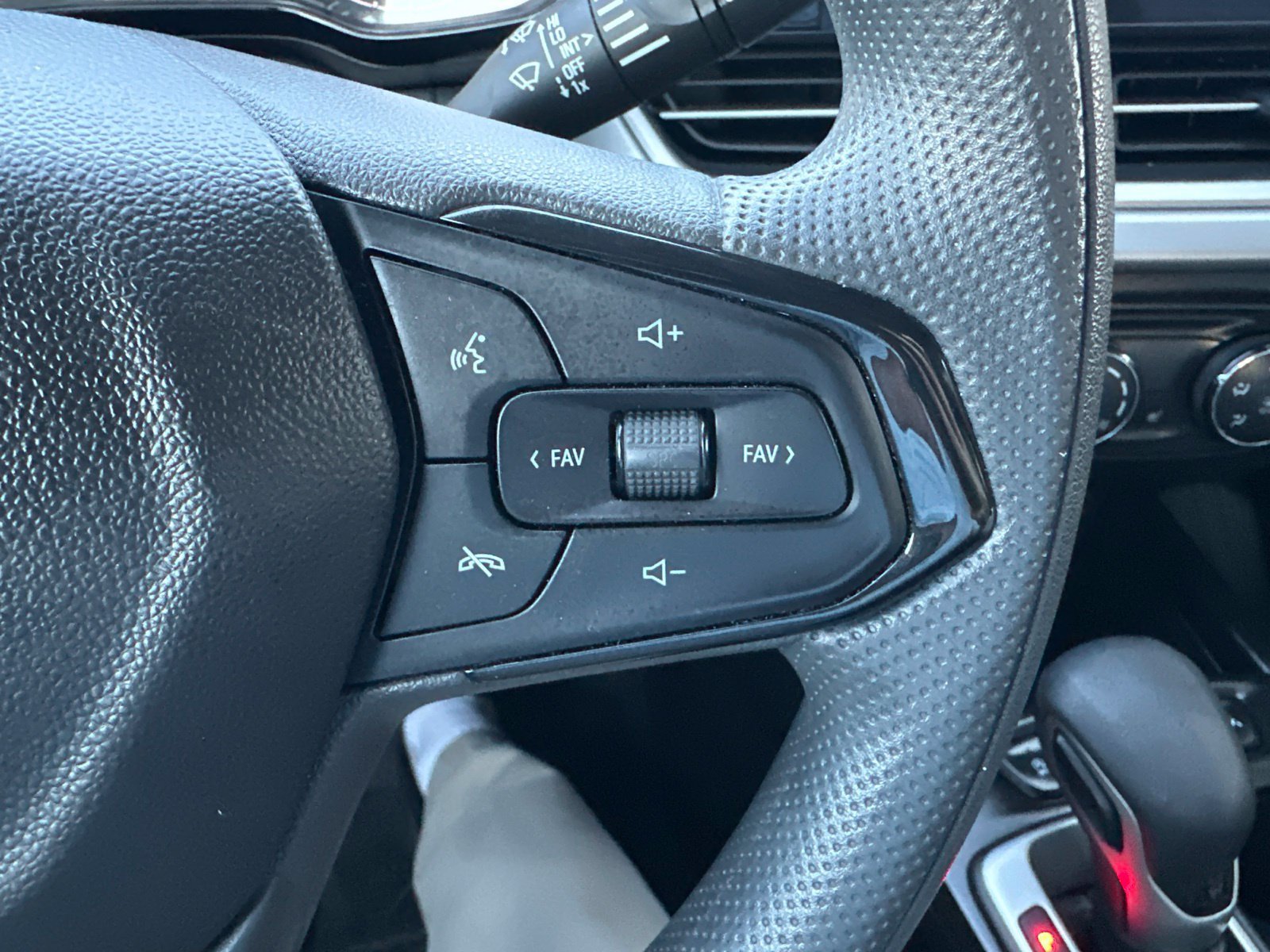 Used 2025 Chevrolet Trax LS w/ LS Convenience Package FWD image 26