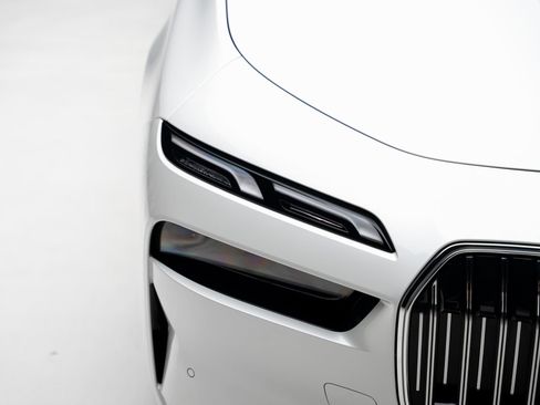 Used 2023 BMW i7 xDrive60 AWD/4WD image 12