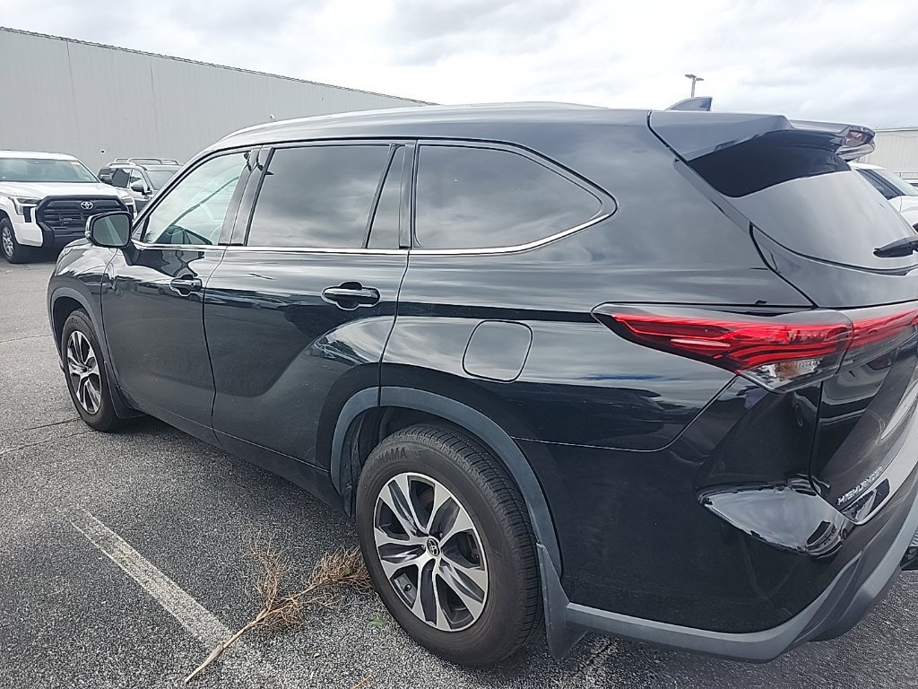 Used 2022 Toyota Highlander XLE AWD/4WD image 9