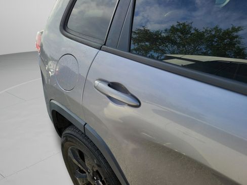 Used 2021 Jeep Cherokee Latitude Plus AWD/4WD image 18