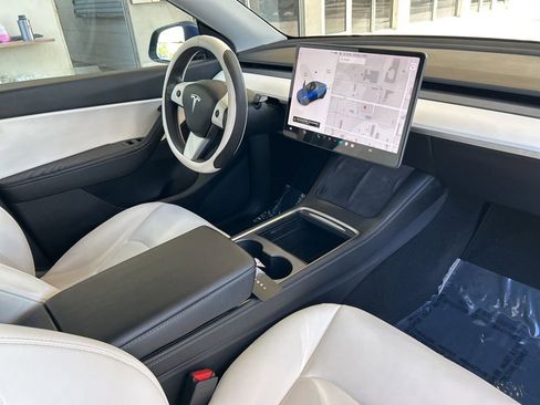 Used 2021 Tesla Model Y Long Range image 22