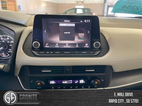 Used 2024 Nissan Rogue SV w/ SV Premium Package image 18