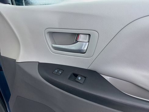 Used 2017 Toyota Sienna LE FWD image 28