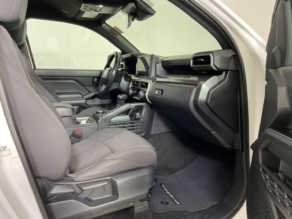 Used 2025 Toyota Tacoma SR5 AWD/4WD image 24