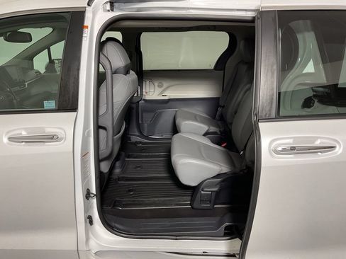 Used 2022 Toyota Sienna XLE FWD image 33