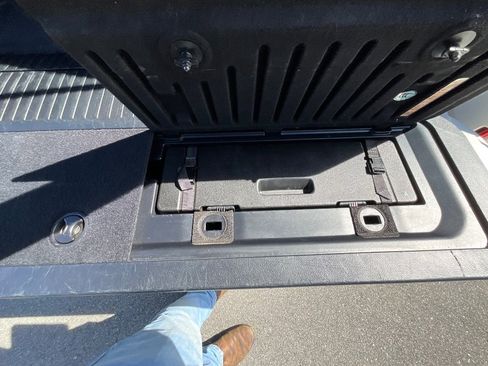 Used 2016 Toyota Land Cruiser image 30