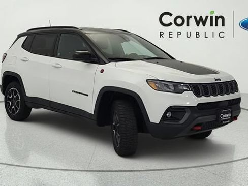 Used 2025 Jeep Compass Trailhawk AWD/4WD image 8