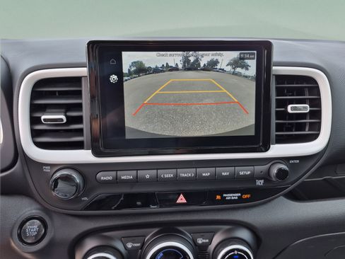 Certified 2025 Hyundai Venue Limited FWD image 22