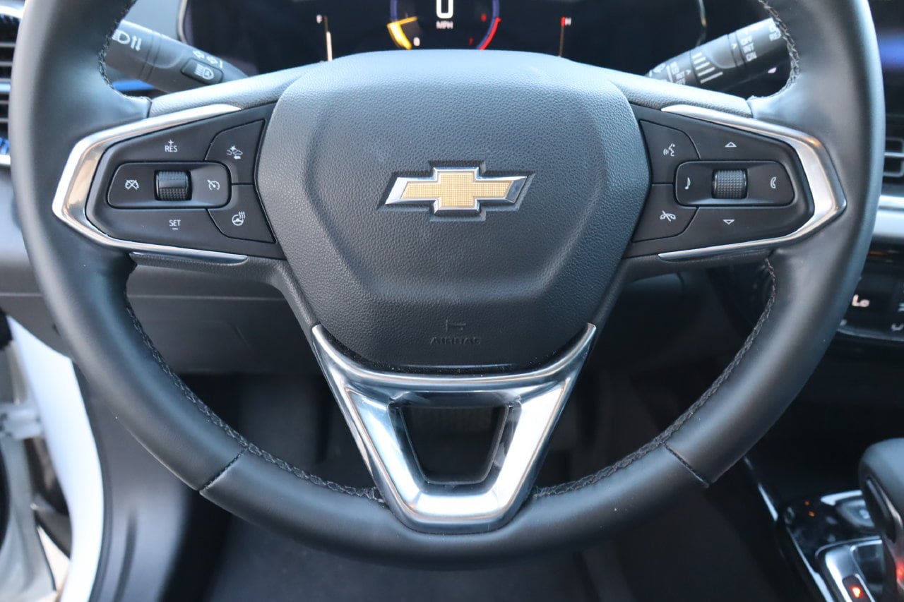 Used 2025 Chevrolet Trax LT w/ LT Convenience Package FWD image 11