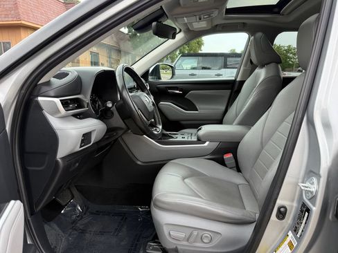 Used 2021 Toyota Highlander XLE AWD/4WD image 9