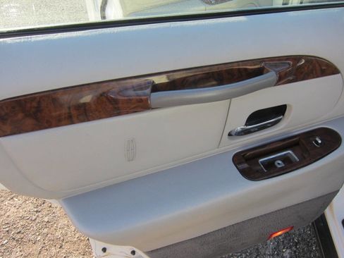 Used 1998 Lincoln Town Car Signature image 17