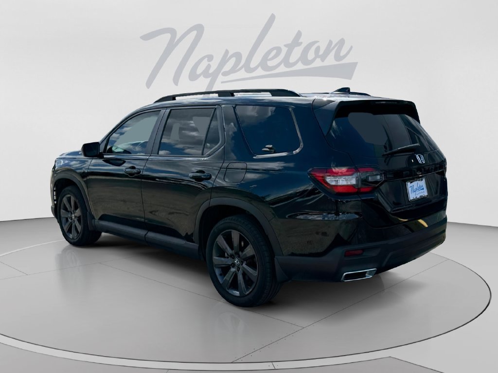 Used 2025 Honda Pilot Sport image 3