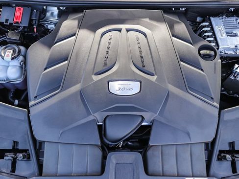 Used 2023 Porsche Cayenne AWD/4WD image 32